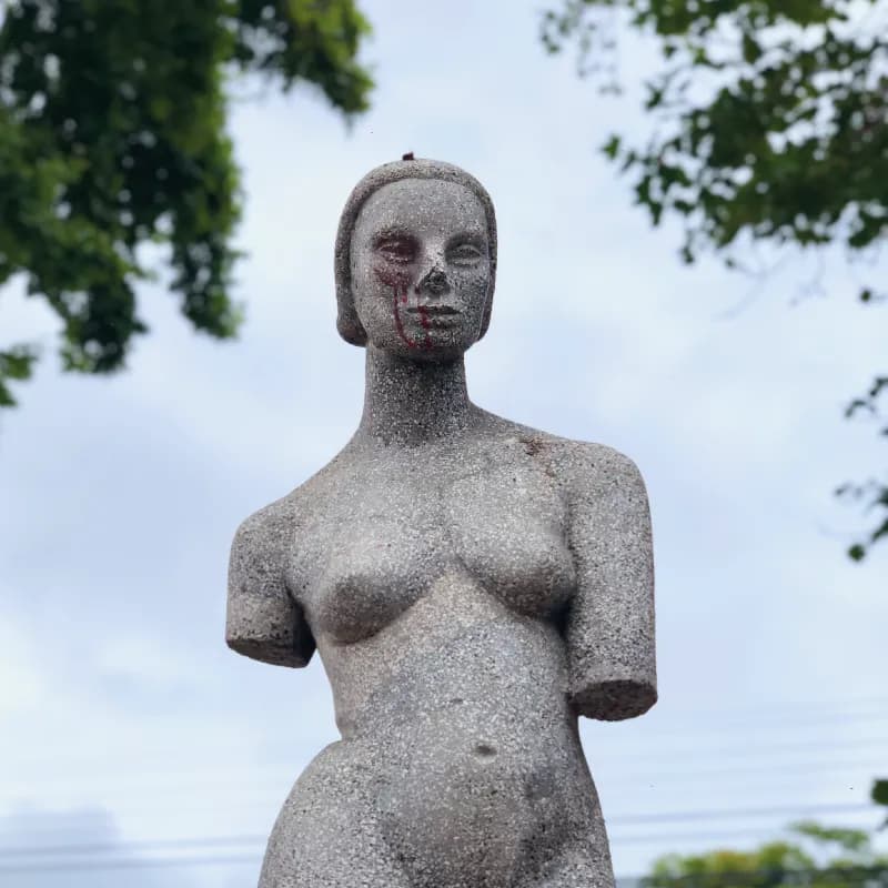 Detalle del rostro de la escultura Torso de René Samuel Román