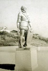 Photograph of the Francisco de Aguirre sculpture at the Espejo de Agua